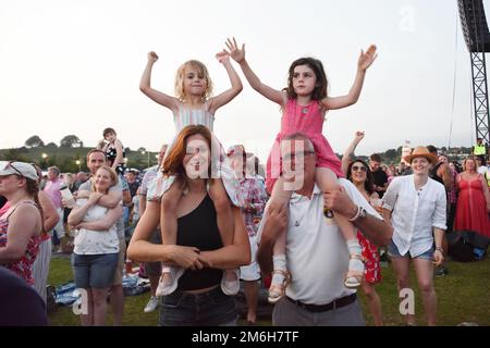 I bambini sedettero sui loro houlders dei genitori che guardano i Kaiser Chiefs esibirsi sul palco al giorno 2019 delle forze Armate, Salisbury - Hudson’s Field, 29 giugno 2019 Foto Stock