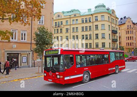 Stoccolma, Svezia - 17 ottobre 2013: Autobus rosso sulla strada in autunno Foto Stock