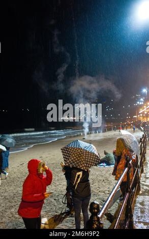 Fuochi d'artificio sulla spiaggia di Scarborough a Capodanno sotto la pioggia battente Foto Stock