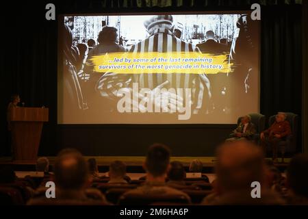 Gli airman della Combat Support Wing del 501st e gli oratori ospiti guardano un video sull'Olocausto al RAF Alconbury, Inghilterra, 28 aprile 2022. L'evento è stato tenuto per riflettere e onorare i sei milioni di vittime ebraiche e milioni di altre vittime del nazismo. Foto Stock