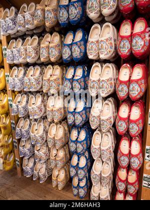 Nuovi zoccoli nel villaggio museo Zaanse Schans, comune di Zaanstad, Noord-Holland, Olanda, Paesi Bassi Foto Stock