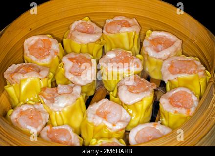 Dim sum con farce di pesce e gamberi, fotografia di cibo con sfondo nero Foto Stock