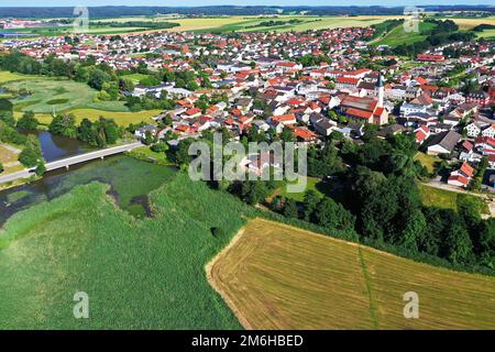 Vista aerea di Frontenhausen, una città commerciale nel quartiere bavarese inferiore di Dingolfing-Landau. Baviera, Germania Foto Stock