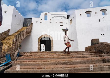 Uomo sulle scale, ingresso al castello di Cape Coast, castello degli schiavi, fortezza storica, Gold Coast, sito patrimonio dell'umanità dell'UNESCO, Cape Coast, Ghana Foto Stock