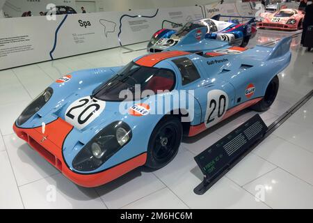 Auto da corsa storica Porsche 917 n° 20 per la 24h 24 ore di le Mans 1971 dal driver Jo Siffert Derek Bell, Porsche Museum, dietro Porsche 917 LH Foto Stock