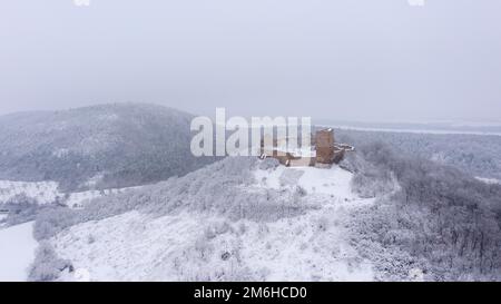 Castello di Gleichen nella neve, rovine del castello medievale, insieme del castello di Drei Gleichen, fucinato, Turingia, Germania Foto Stock