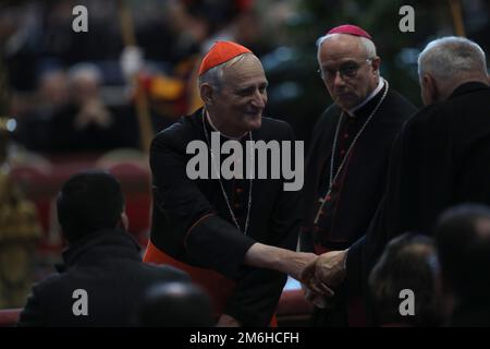 Roma, Italia. 04th Jan, 2023. ROMA, Italia - 04.02.2023: Il Cardinale Zuppi prega il quarto e ultimo giorno di esposizione del corpo di Papa Benedetto XVI, Joseph Ratzinger a S. Basilica di Pietro in Vaticano a Roma. Credit: Independent Photo Agency/Alamy Live News Foto Stock