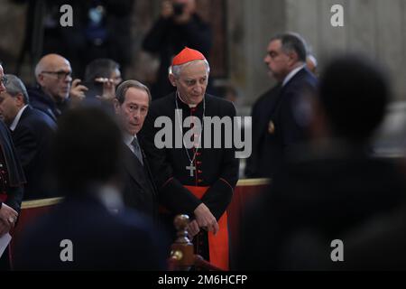 Roma, Italia. 04th Jan, 2023. ROMA, Italia - 04.02.2023: Il Cardinale Zuppi prega il quarto e ultimo giorno di esposizione del corpo di Papa Benedetto XVI, Joseph Ratzinger a S. Basilica di Pietro in Vaticano a Roma. Credit: Independent Photo Agency/Alamy Live News Foto Stock