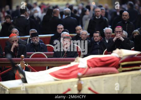 Roma, Italia. 04th Jan, 2023. ROMA, Italia - 04.02.2023: Il Cardinale Zuppi prega il quarto e ultimo giorno di esposizione del corpo di Papa Benedetto XVI, Joseph Ratzinger a S. Basilica di Pietro in Vaticano a Roma. Credit: Independent Photo Agency/Alamy Live News Foto Stock