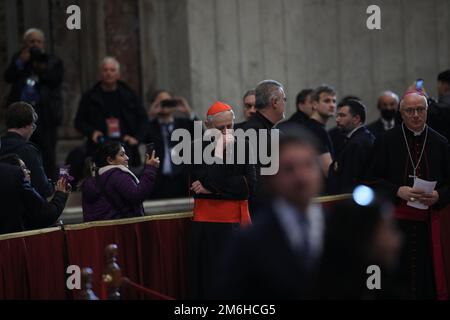 Roma, Italia. 04th Jan, 2023. ROMA, Italia - 04.02.2023: Il Cardinale Zuppi prega il quarto e ultimo giorno di esposizione del corpo di Papa Benedetto XVI, Joseph Ratzinger a S. Basilica di Pietro in Vaticano a Roma. Credit: Independent Photo Agency/Alamy Live News Foto Stock