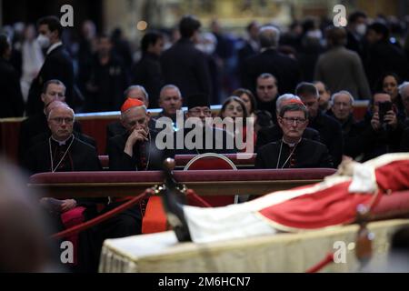 Roma, Italia. 04th Jan, 2023. ROMA, Italia - 04.02.2023: Il Cardinale Zuppi prega il quarto e ultimo giorno di esposizione del corpo di Papa Benedetto XVI, Joseph Ratzinger a S. Basilica di Pietro in Vaticano a Roma. Credit: Independent Photo Agency/Alamy Live News Foto Stock