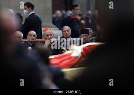 Roma, Italia. 04th Jan, 2023. ROMA, Italia - 04.02.2023: Il Cardinale Zuppi prega il quarto e ultimo giorno di esposizione del corpo di Papa Benedetto XVI, Joseph Ratzinger a S. Basilica di Pietro in Vaticano a Roma. Credit: Independent Photo Agency/Alamy Live News Foto Stock