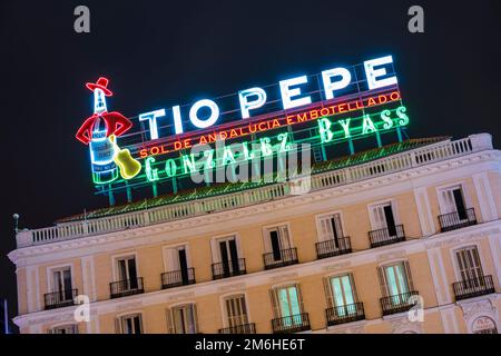 TIO Pepe pubblicità al neon segno, Puerta del Sol, Madrid, Spagna Foto Stock