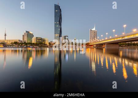 Riva del Danubio con spiaggia di Copa, Torre del Danubio, Torri DC, scatto notturno, Donaucity, Vienna Foto Stock