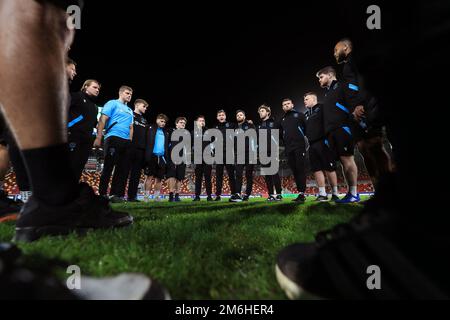 I giocatori di Bath in un huddle di squadra prima della partita della Gallagher Premiership al GTECH Community Stadium, Londra. Data immagine: Mercoledì 4 gennaio 2023. Foto Stock