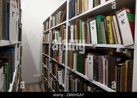 St Petersburg, Russia - 23 novembre 2022: Biblioteca pubblica Mayakovsky. Librerie nella sala lettura Foto Stock