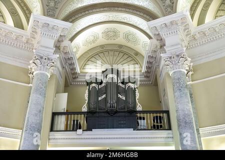 St Petersburg, Russia - 23 novembre 2022: Interno della Casa della Chiesa Riformata olandese a San Pietroburgo. Organo, strumento musicale a fiato Foto Stock