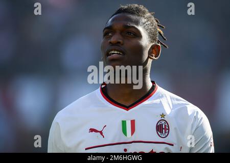 Salerno, Italia. 04th Jan, 2023. SALERNO, ITALIA - GENNAIO 04: Rafael Leao dell'AC Milan in azione durante la Serie Un match tra US Salernitana e AC Milan allo Stadio Arechi di Salerno, Italia il 04 Gennaio 2023. Credit: Nicola Ianuale/Alamy Live News Foto Stock