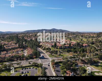 Vista aerea sulla strada con case identiche nel sobborgo di San Diego Foto Stock