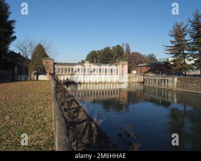 Edificio all'apertura del canale Cavour di Chivasso Foto Stock