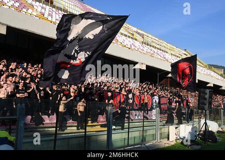 Salerno, Italia. 04th Jan, 2023. SALERNO, ITALIA - GENNAIO 04: Tifosi dell'AC Milan durante la Serie Una partita tra US Salernitana e AC Milan allo Stadio Arechi di Salerno, Italia il 04 Gennaio 2023. Credit: Nicola Ianuale/Alamy Live News Foto Stock