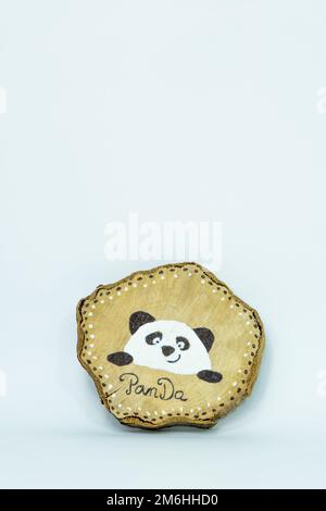 Panda su un disco di legno - una palla di albero di Natale Foto Stock