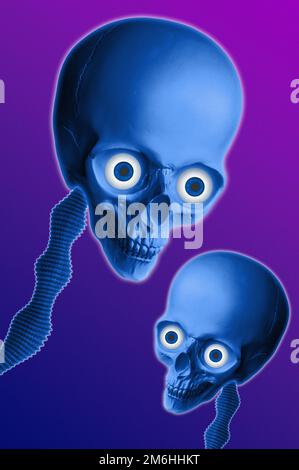 Insolito strano cranio alieno blu con enormi occhiaie su sfondo viola scuro. UFO, spazio, alieni, contatto con extraterrestr Foto Stock