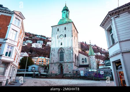 Bergen tradizionale architettura scandinava. Cattedrale medievale di Bergen (Domkirken). Bergen, Vestland, Norvegia. Patrimonio dell'umanità dell'UNESCO. Foto Stock