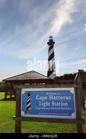 La Stazione leggera di Cape Hatteras National Seashore e il faro sull'Isola di Hatteras, sulle sponde esterne del North Carolina Foto Stock