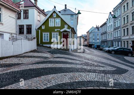 Bergen architettura scandinava. Case residenziali decorate in stile tradizionale nella parte vecchia di Bergen. Vestland, Norvegia. Patrimonio dell'umanità dell'UNESCO. Foto Stock