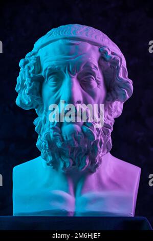 Copia in gesso rosa blu dell'antica statua Homer Head per artisti. Intonaco scultura antica del volto umano. Antico poeta greco e. Foto Stock