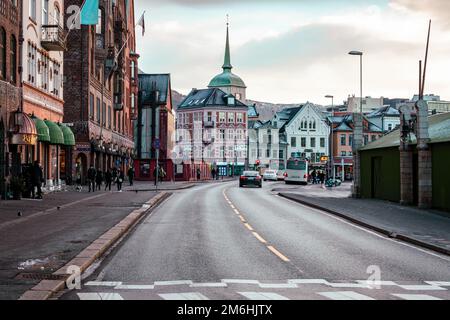 Famosa via Bryggen con storiche case colorate in legno. Molo anseatico a Bergen, Norvegia. Foto Stock