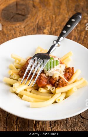 Maccheroni Pasta mit Salsa Bolognaise Foto Stock