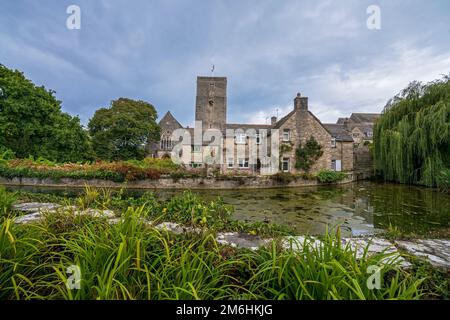 Il vecchio mulino stagno con la Chiesa di Santa Maria in background in Swanage, Dorset, Regno Unito Foto Stock