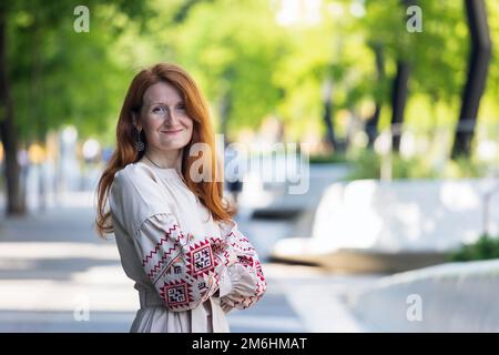 Ragazza Ucraina in vyshyvanka in posa per la fotocamera Foto Stock
