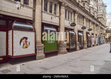 Londra, Regno Unito. 2nd gennaio 2023. Negozi chiusi in ristrutturazione in Sicilian Avenue nel centro di Londra. Foto Stock