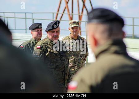 Il comandante generale delle forze armate polacche Jaroslaw Mika, comandante generale dei rami delle forze armate, si rivolge alle sue truppe prima di un'operazione combinata di violazione delle armi durante il vertice delle operazioni di Abrams a Bucierz Range, Drawsko Pomorskie, Polonia, 28 aprile 2022. Foto Stock