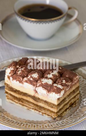 Tiramisù su un piatto con caffè Foto Stock