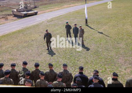 Il comandante generale delle forze armate polacche Jaroslaw Mika, comandante generale dei rami delle forze armate, si rivolge alle sue truppe prima di un'operazione combinata di violazione delle armi durante il vertice delle operazioni di Abrams a Bucierz Range, Drawsko Pomorskie, Polonia, 28 aprile 2022. Foto Stock