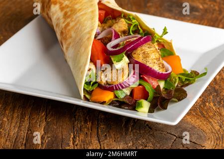 DÃ¼rÃ¼m panino su legno Foto Stock