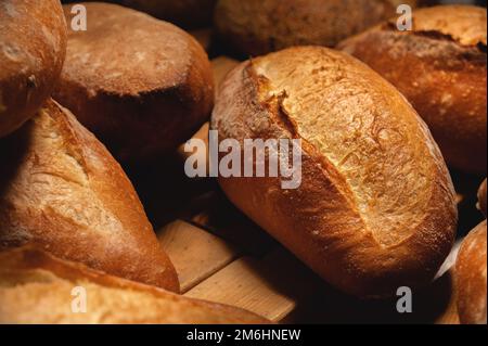 Un sacco di panini francesi. I panini francesi appena sfornati sono deliziosi. Primo piano Foto Stock