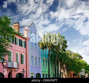 Case dipinte luminosamente, conosciute come Rainbow Row su East Bay St a Charleston, South Carolina Foto Stock