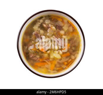 Zuppa tradizionale russa con cetrioli sottaceto. Sottaceti con orzo perlato e carne su fondo bianco isolato. Vista dall'alto Foto Stock