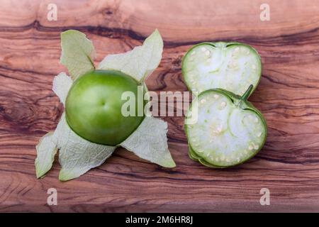 Primo piano dei tomatillos su un tagliere Foto Stock