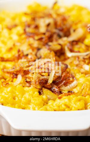 Spaetzle di formaggio svevo su legno Foto Stock