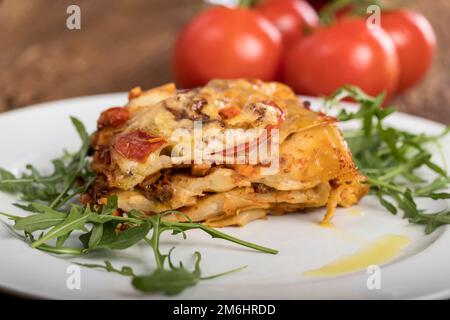 Primo piano di una porzione di lasagna Foto Stock