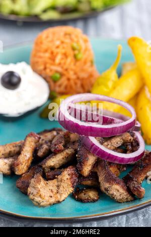 Gyros greci su un piatto con patatine fritte Foto Stock