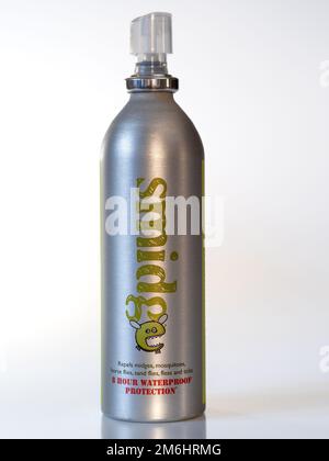 Un colpo verticale di una bomboletta Smidge di spray repellente per insetti su sfondo bianco Foto Stock