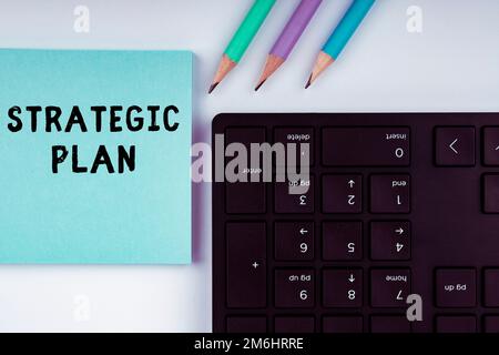 Scrittura visualizzazione testo piano strategico. Parola per Un processo di definizione della strategia e di prendere le decisioni Foto Stock