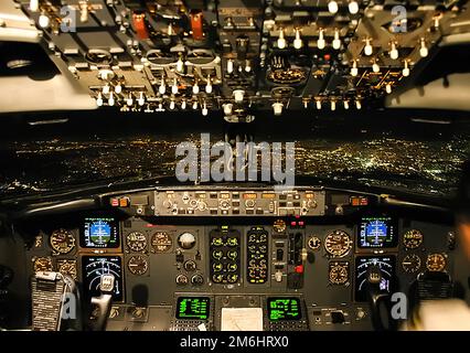 Abitacolo di un aereo passeggeri. Vista dal cockpit durante Foto Stock